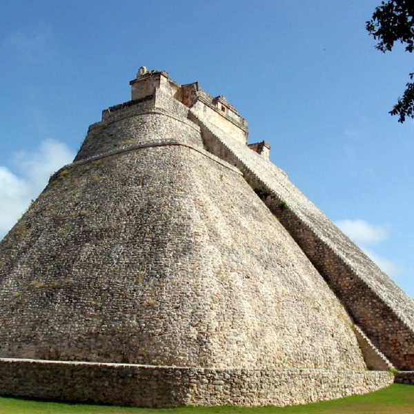 Uxmal_Pyramid_of_the_Magician